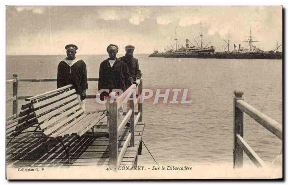CPA Conakry Sur le Debarcadere Bateaux Guinee