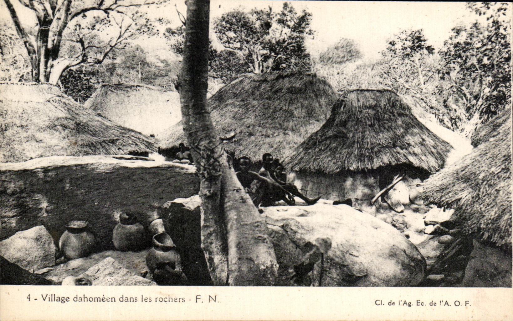 Village dahoméen dans les rochers — F. N. — Cl. de l'Ag. Ec. de l'A. O. F.