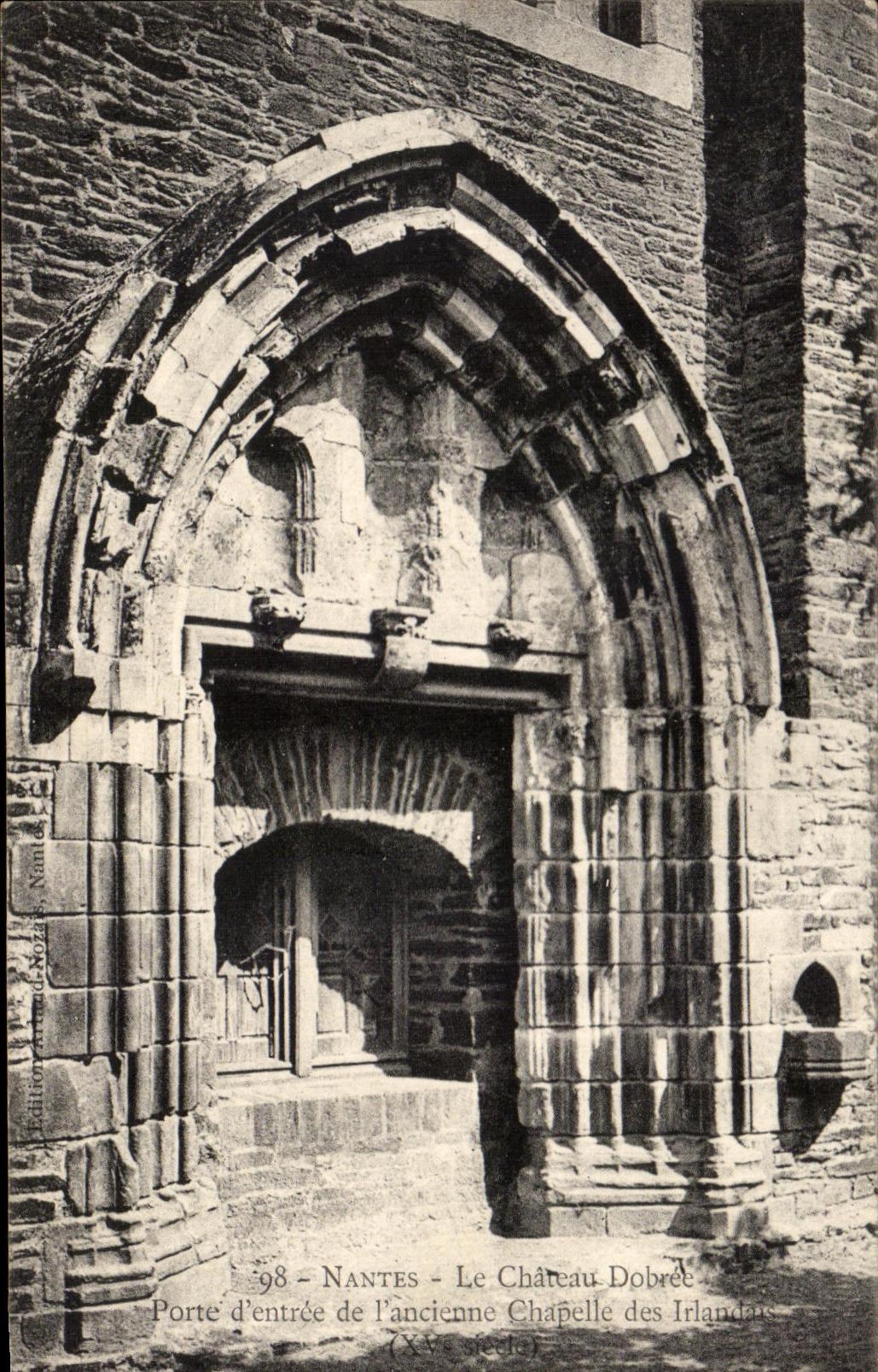 CPA Nantes Le Chateau Dobree Porte d'entree de l'ancienne Chapelle des Irlandais
