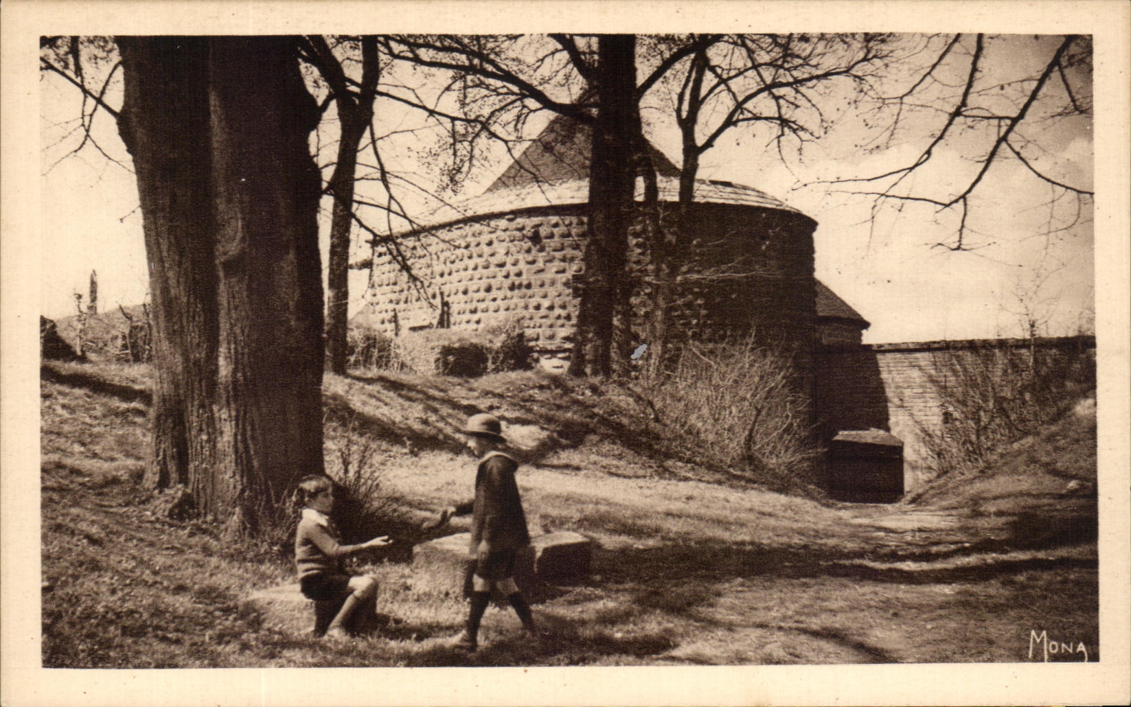 CPA Langres Tour Navarre et d'Orval Enfants