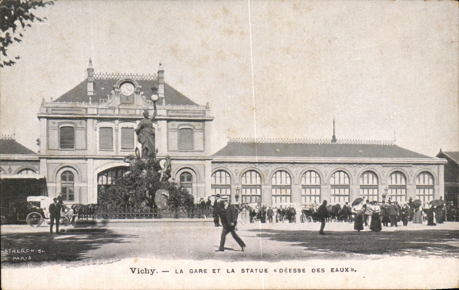 CPA Vichy La Gare Et La Statue