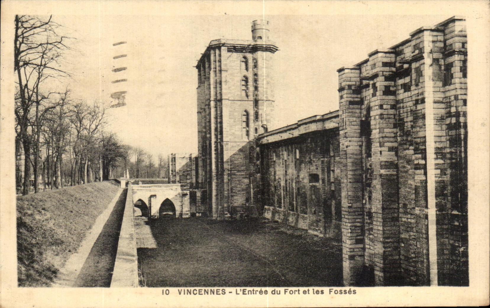 Vincennes - L'Entrée du Fort et les Fossés — éditeur E. Michel, n° 10