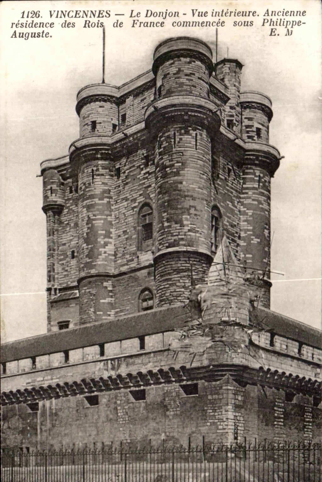 Vincennes — Le Donjon - Vue intérieure. Ancienne résidence des Rois de France commencée sous Philippe-Auguste.