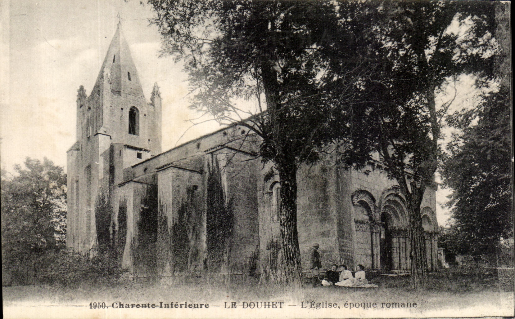 CPA Charente Inferieure Le Douhet L'Eglise epoque romane