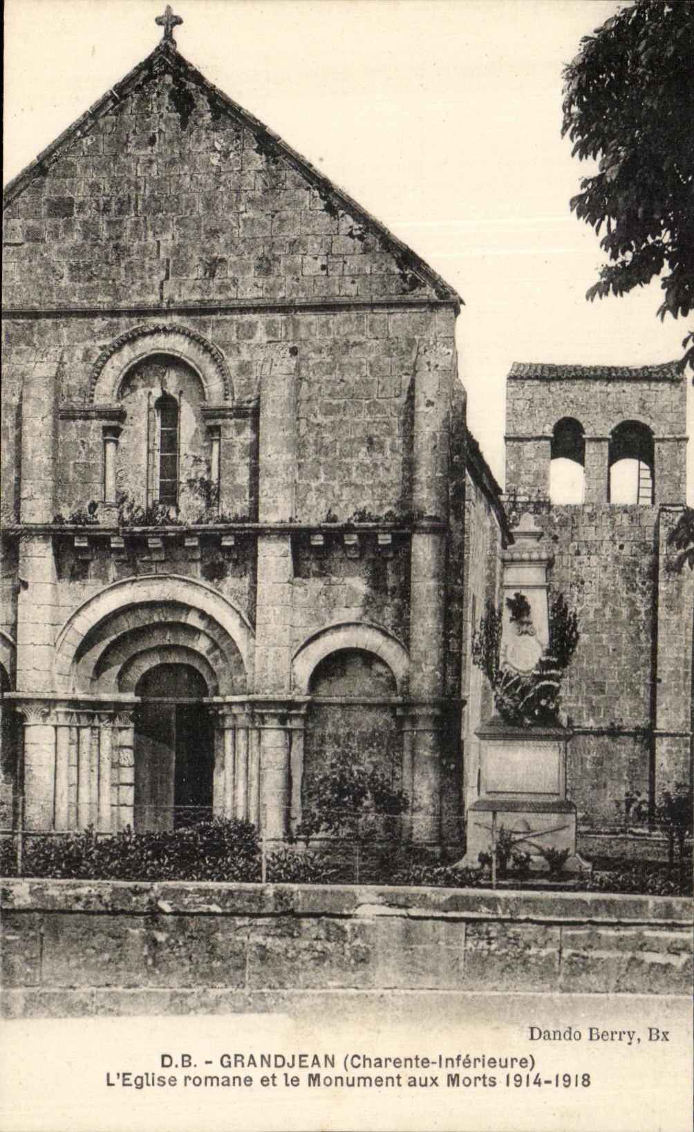 CPA Grandjean L'Eglise romane et le Monument aux Morts 1914 1918 Militaria