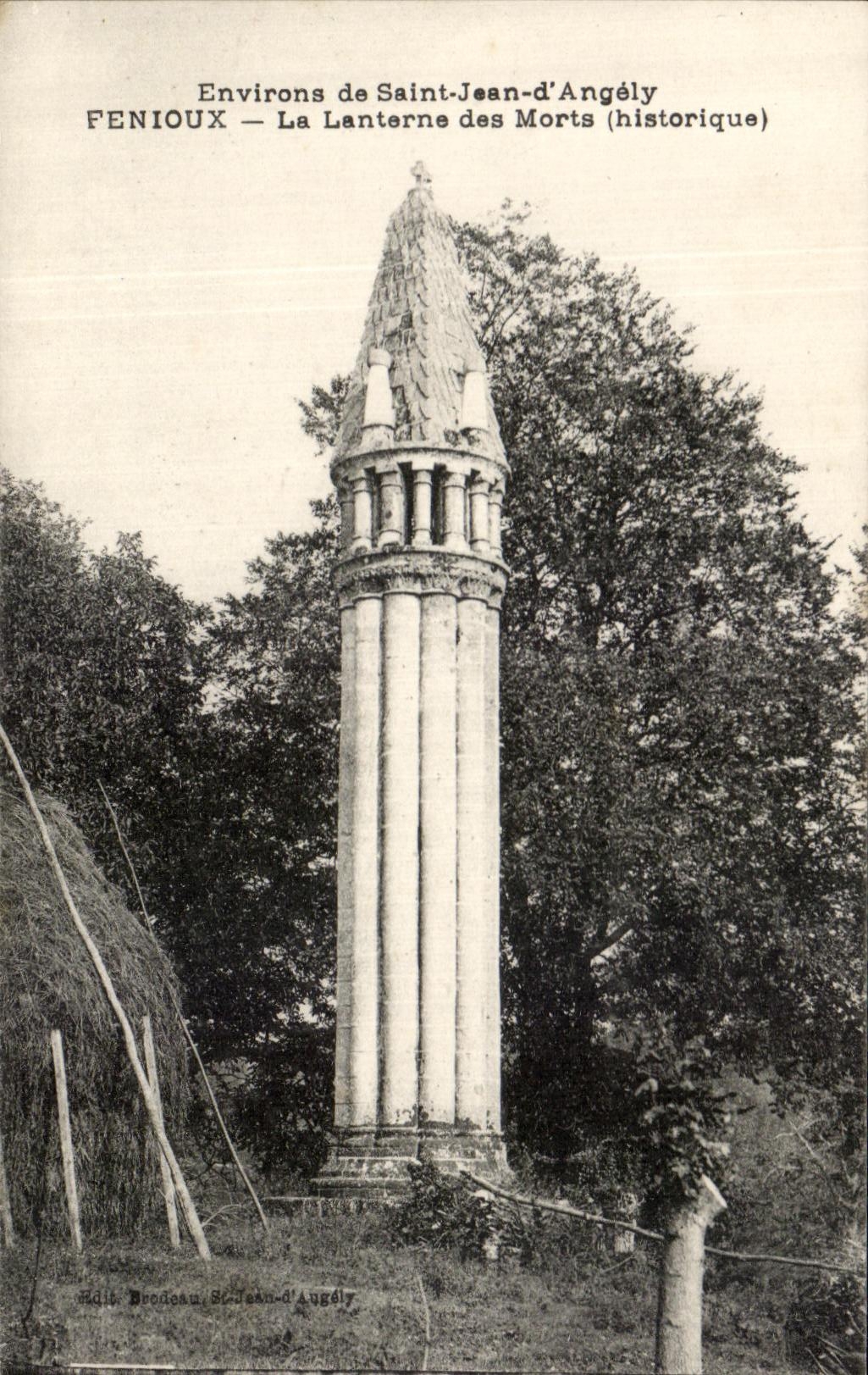 CPA Environs de Saint Jean d'Angely Fenioux la lanterne des morts