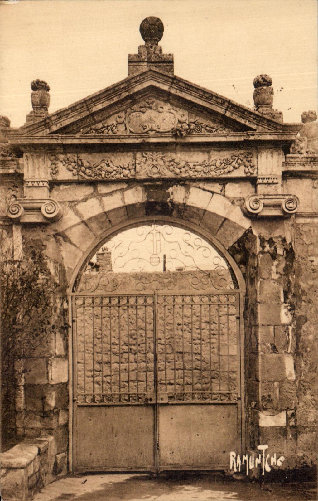Portail de la Seigneurie des Rohan-Squibise à Soubise — Éditeur Ramuntche, n° 143