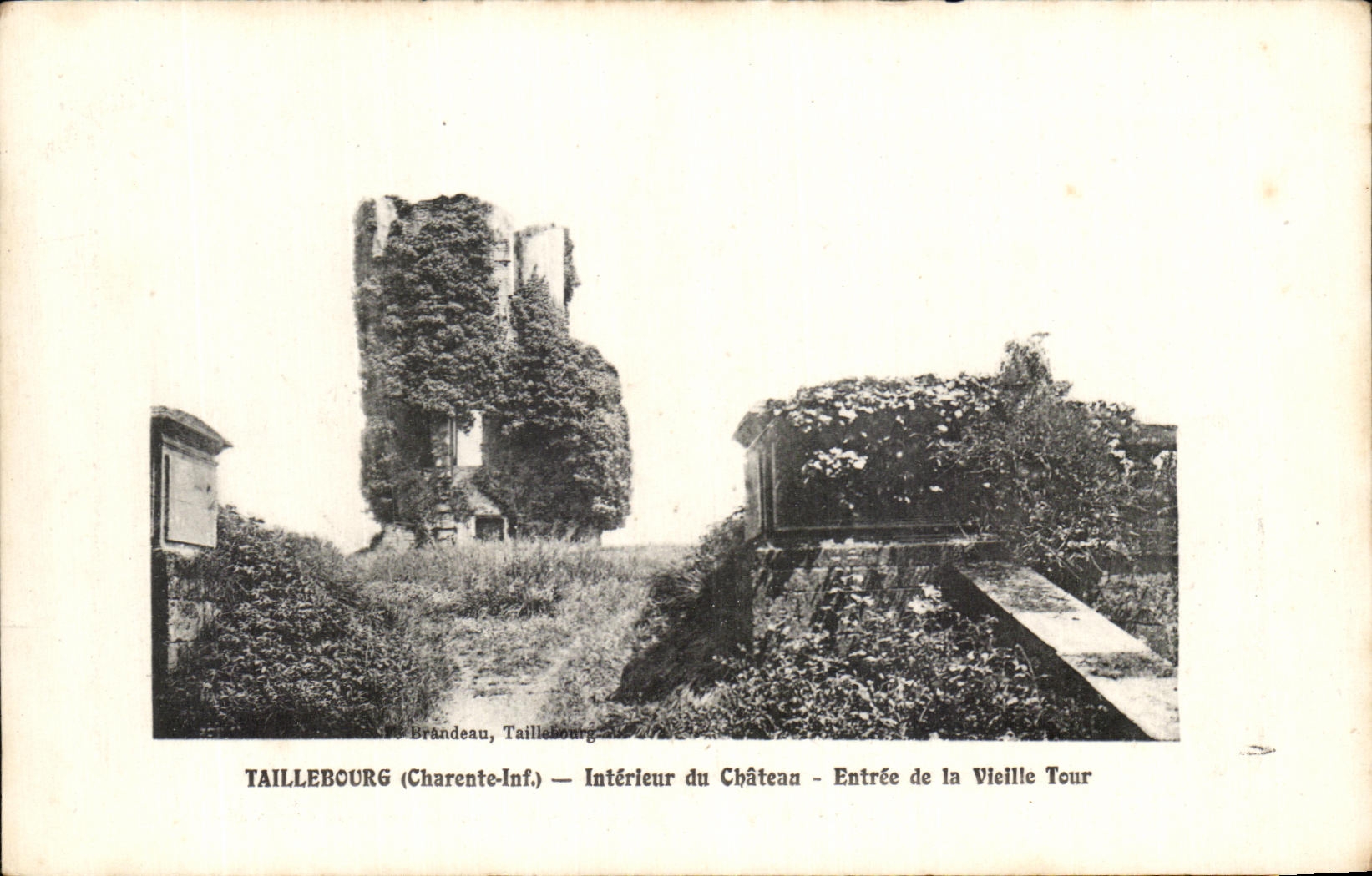 CPA Taillebourg Interieur du Chateau Entree de la Vieille Tour