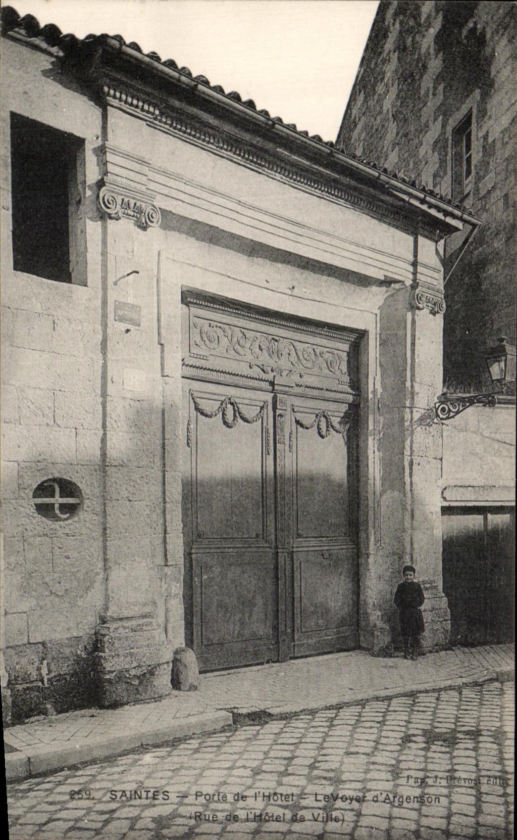 CPA Saintes Porte de I'Hotel Le Voyet d'Argenson Rue de l'hotel de ville