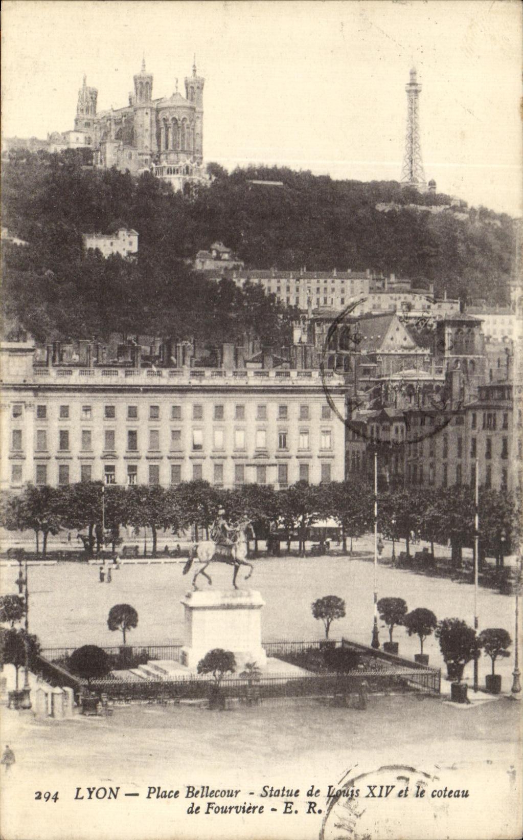 CPA Lyon Place Bellecour Statue de Louis XIV et le coteau de Fourviere 