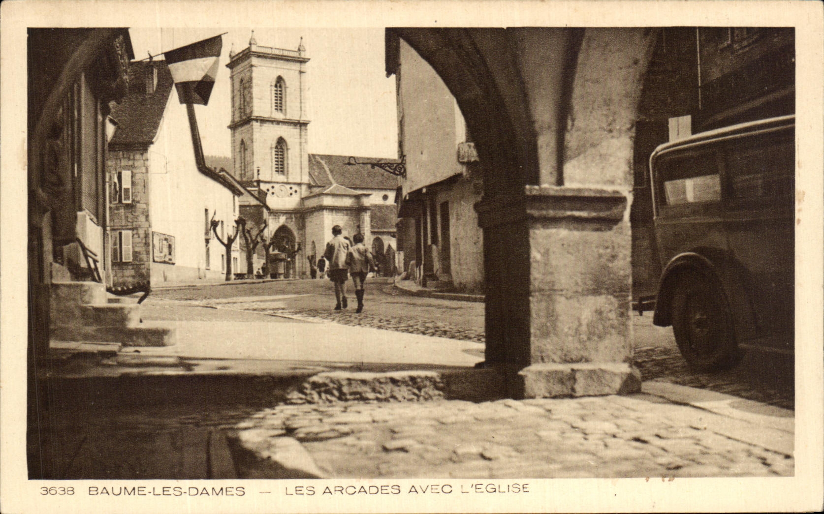 CPA Baume les Dames Les Arcades Avec L'Eglise 