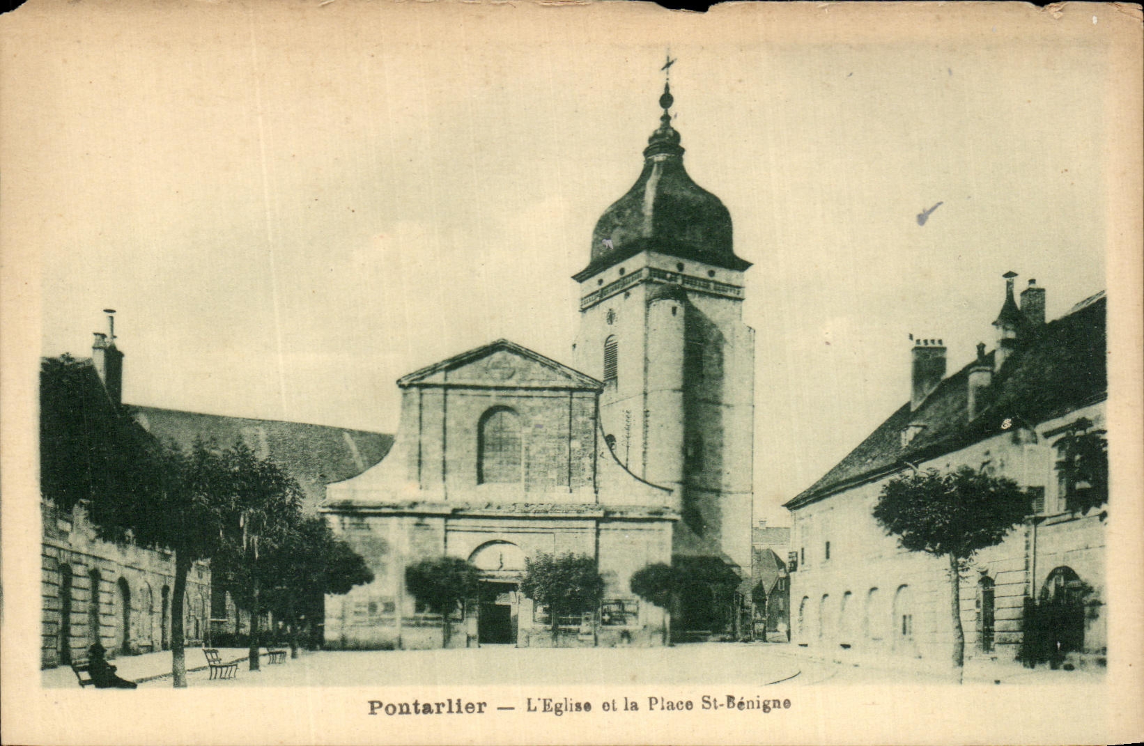 CPA Pontarlier L'Eglise et la Place St Benigne 