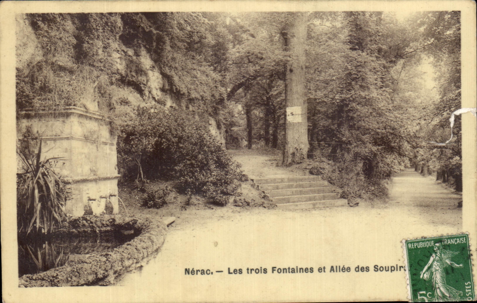 CPA Nerac Les Trois Fontaines et Alles des Soupirs 