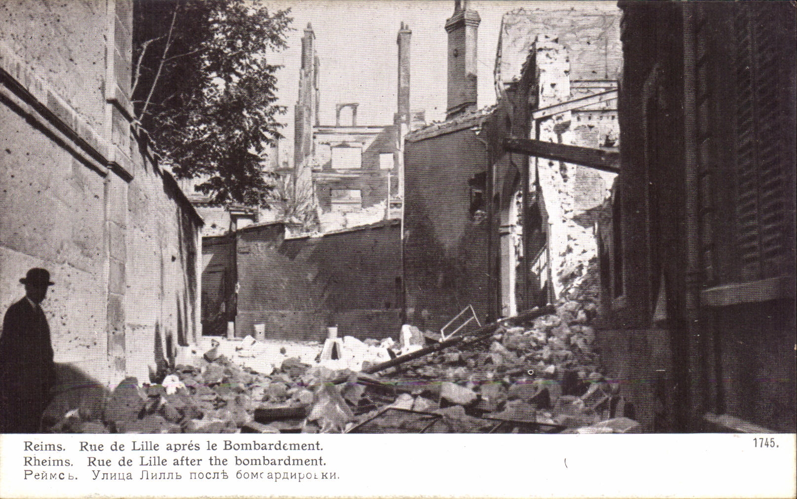 CPA Reims Rue De Lille apres le Bombardement Militaria
