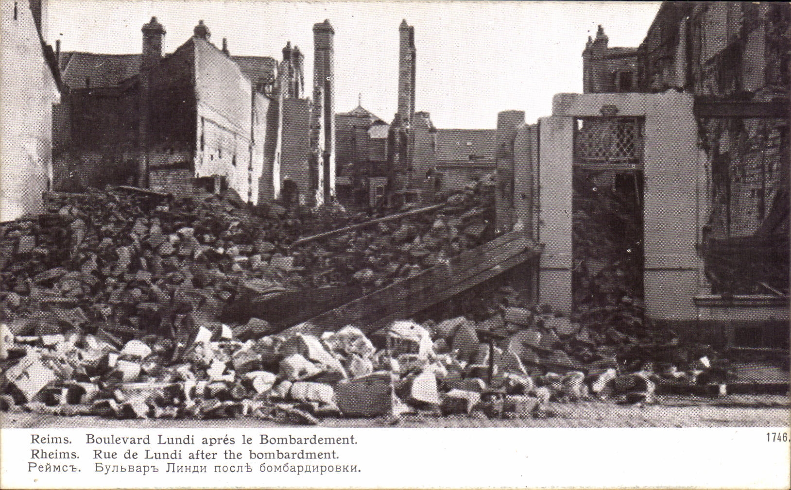 CPA Reims Boulevard Lundi apres le Bombardement Militaria 