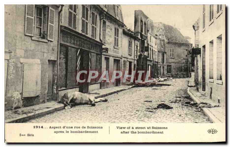 CPA Aspect d 'Une rue de Soissons apres le Bombardement Militaria Cheval