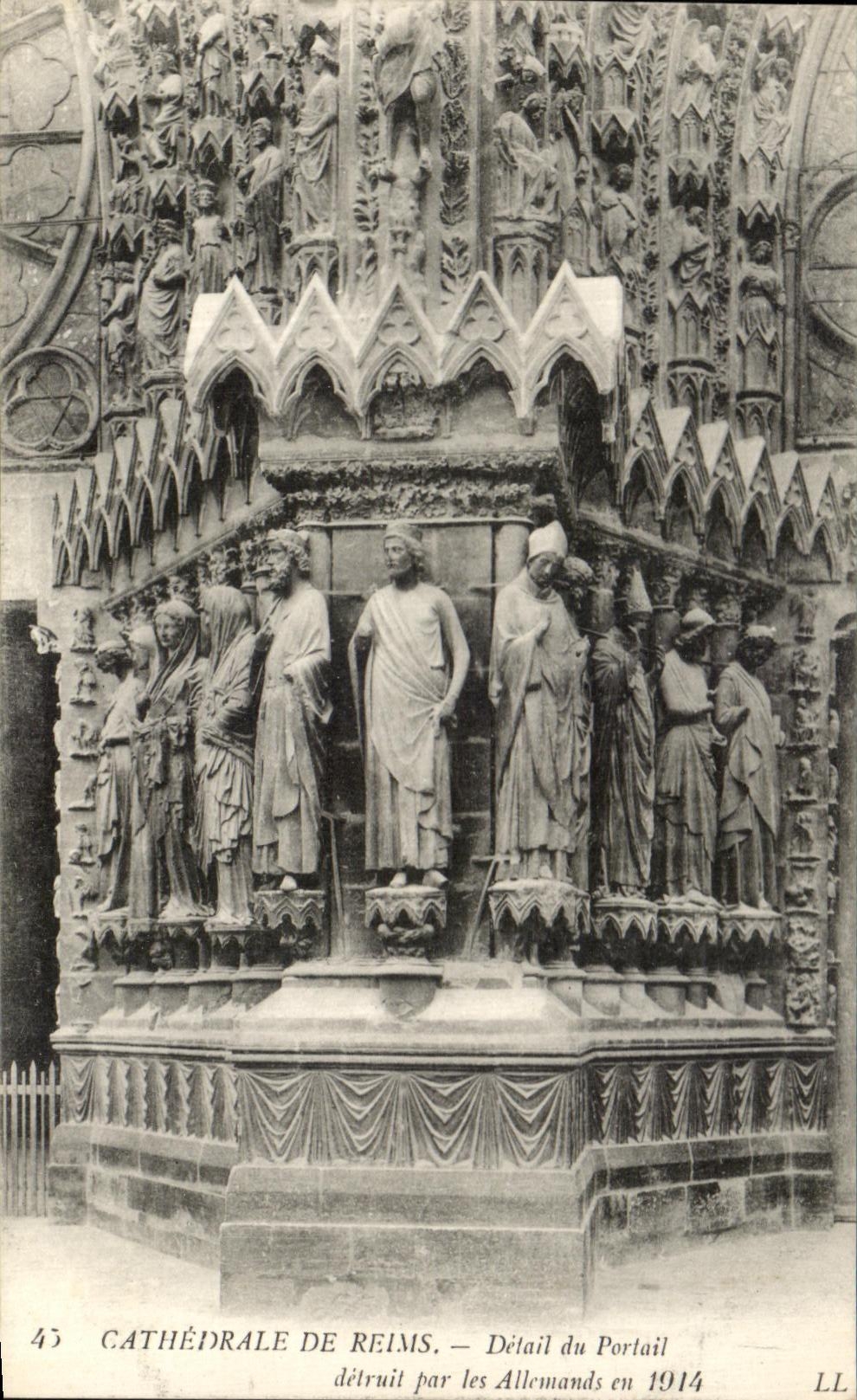 CPA Cathedrale De Reims Detail du Portail detruit par les allemands en 1914
