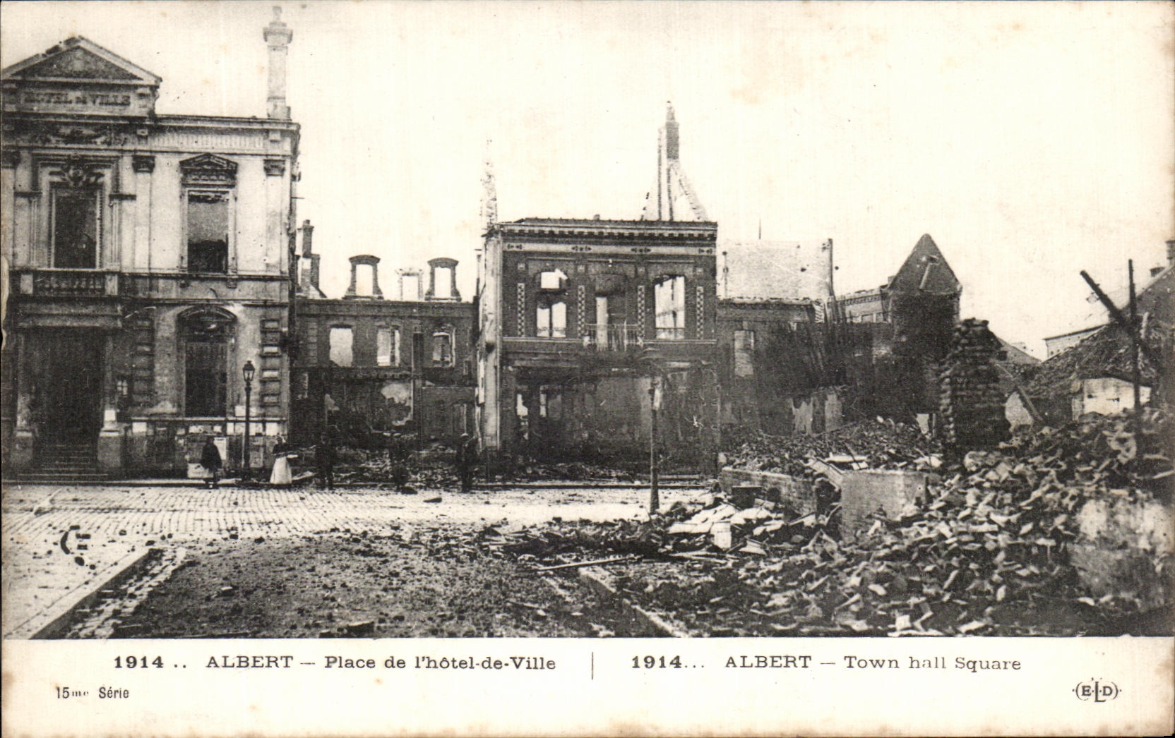 CPA Albert Place De l'Hotel De Ville Militaria