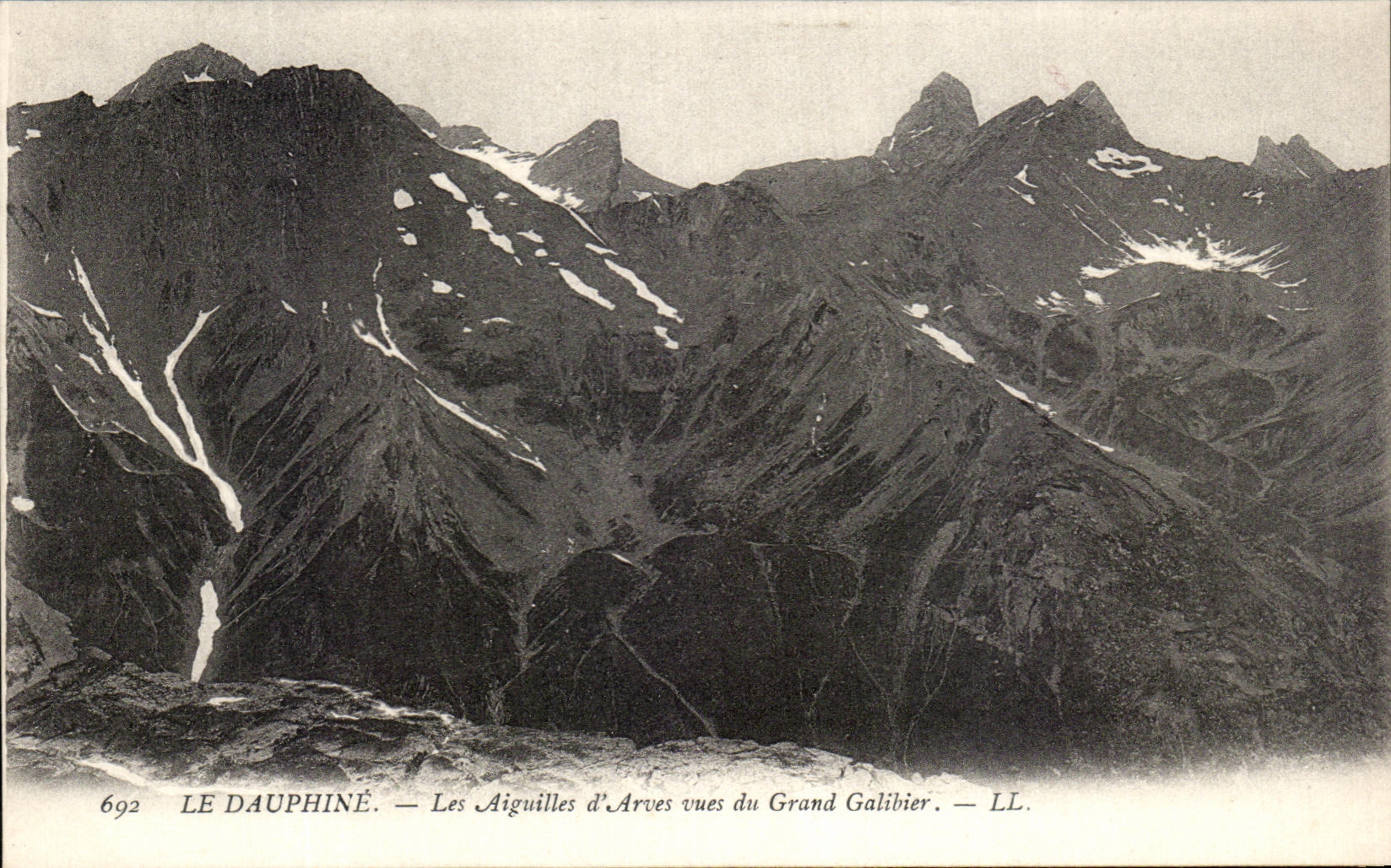 Les Aiguilles d'Arves vues du Grand Galibier — Le Dauphiné — LL. — N° 692