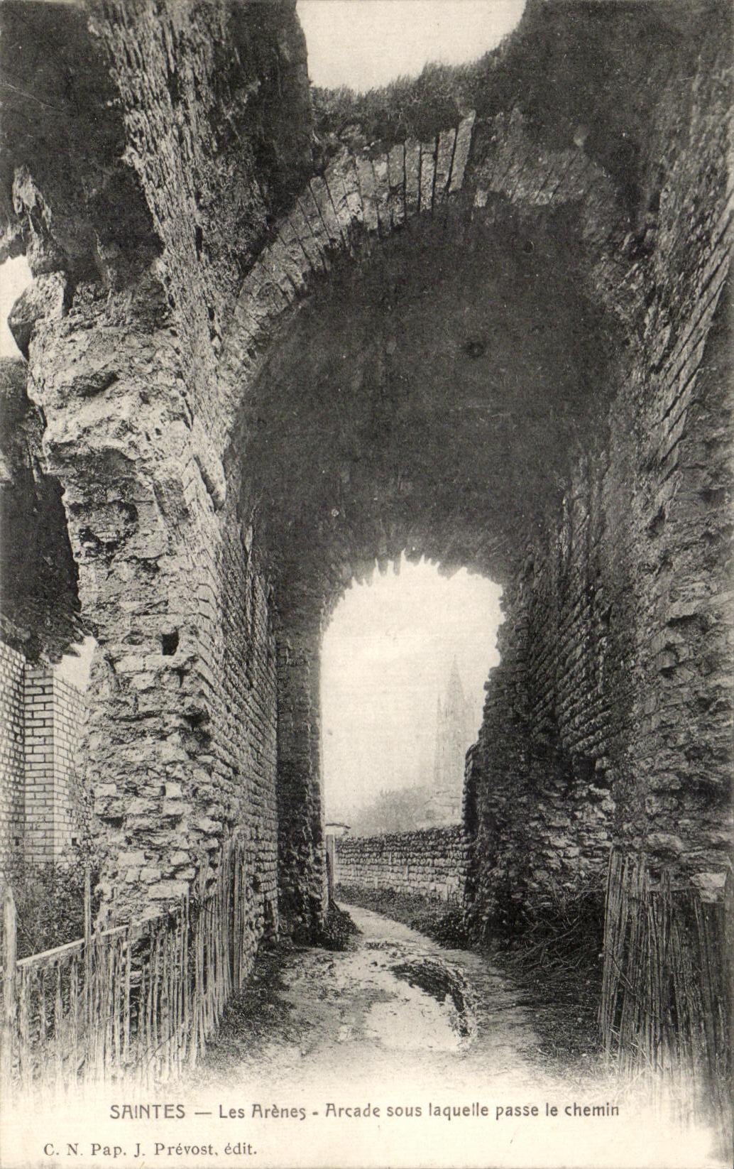Saintes — Les Arènes — Arcade sous laquelle passe le chemin — J. Prévost, édit.