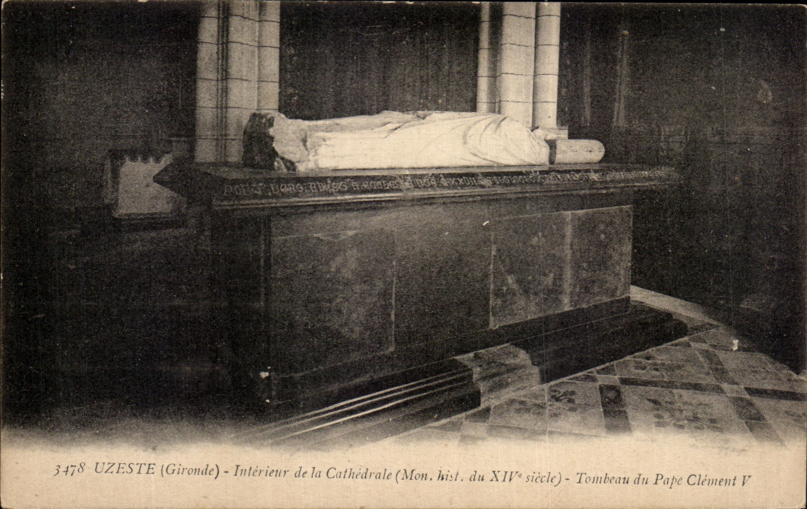 Uzeste (Gironde) - Intérieur de la Cathédrale (Mon. hist. du XIVe siècle) - Tombeau du Pape Clément V