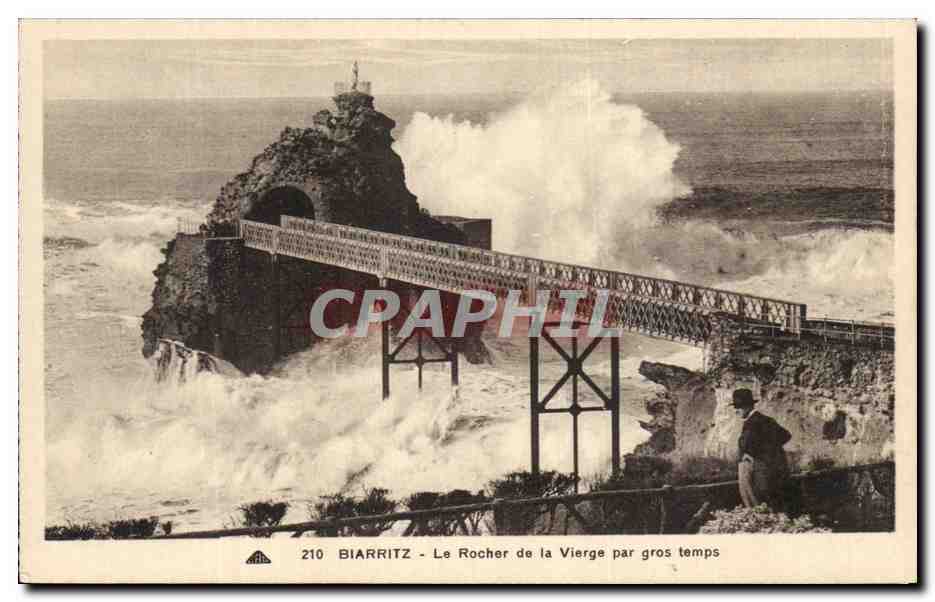 CPA Biarritz La Rocher de la Vierge Par Gros Temps