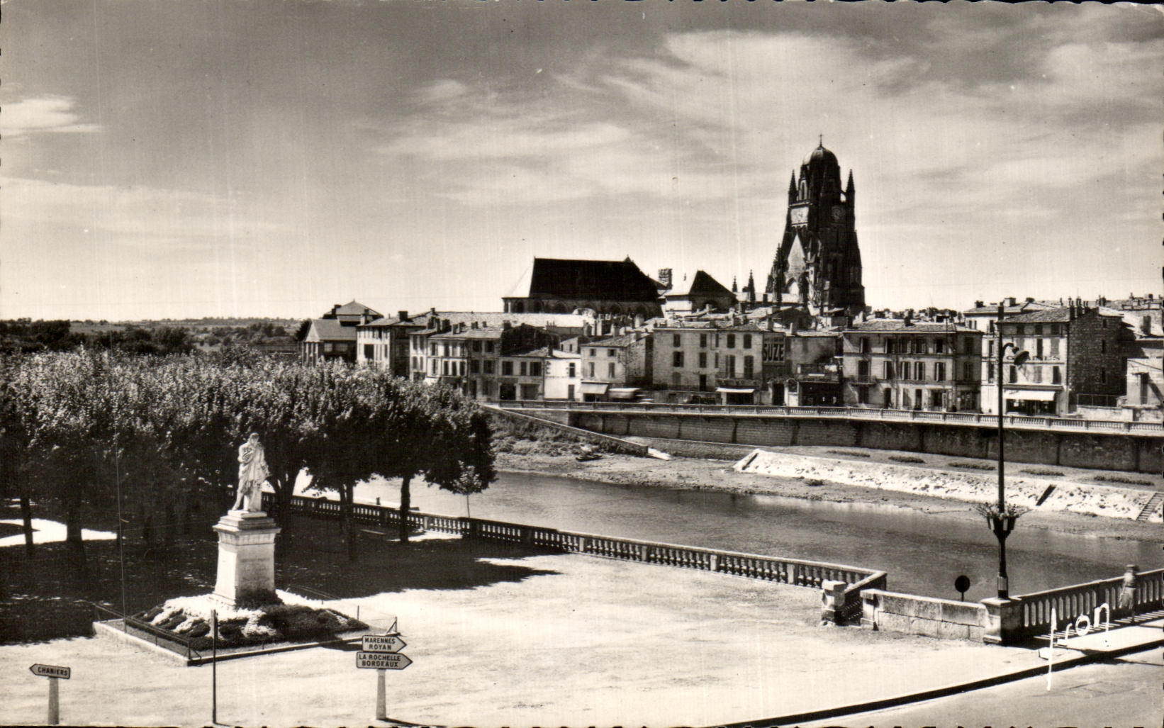 Suzac — vue panoramique avec statue et église — Éditions d'Art, Paris
