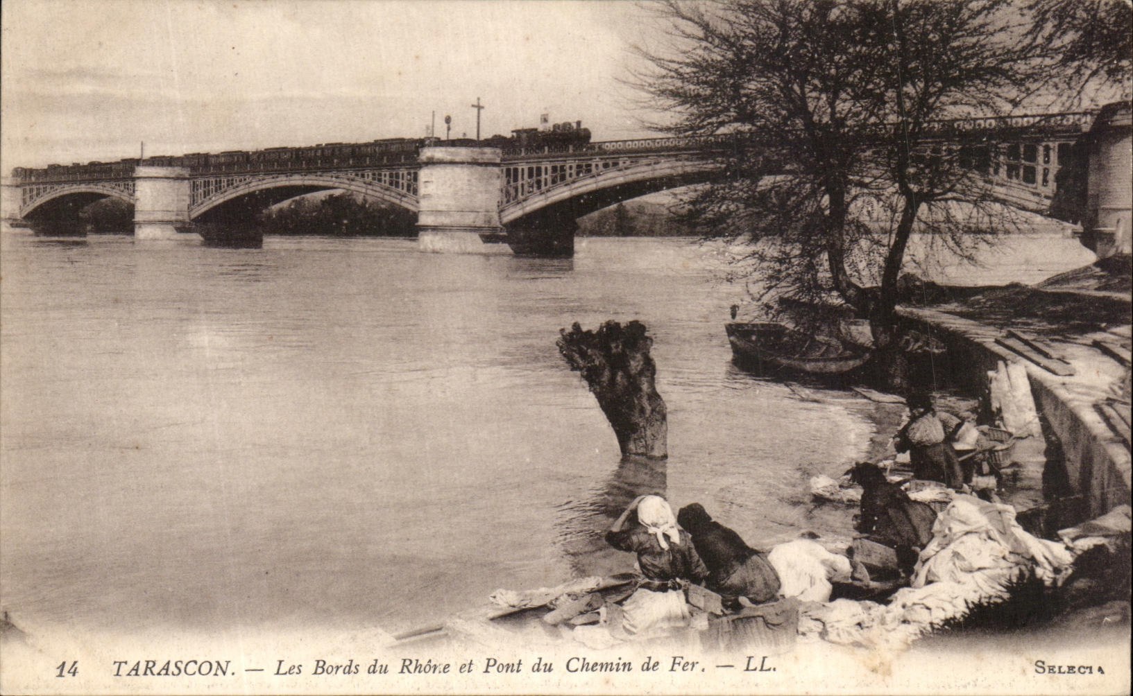 CPA Tarascon Les Bords du Rhore et pont du Chemin de Fer Train Lavandieres 