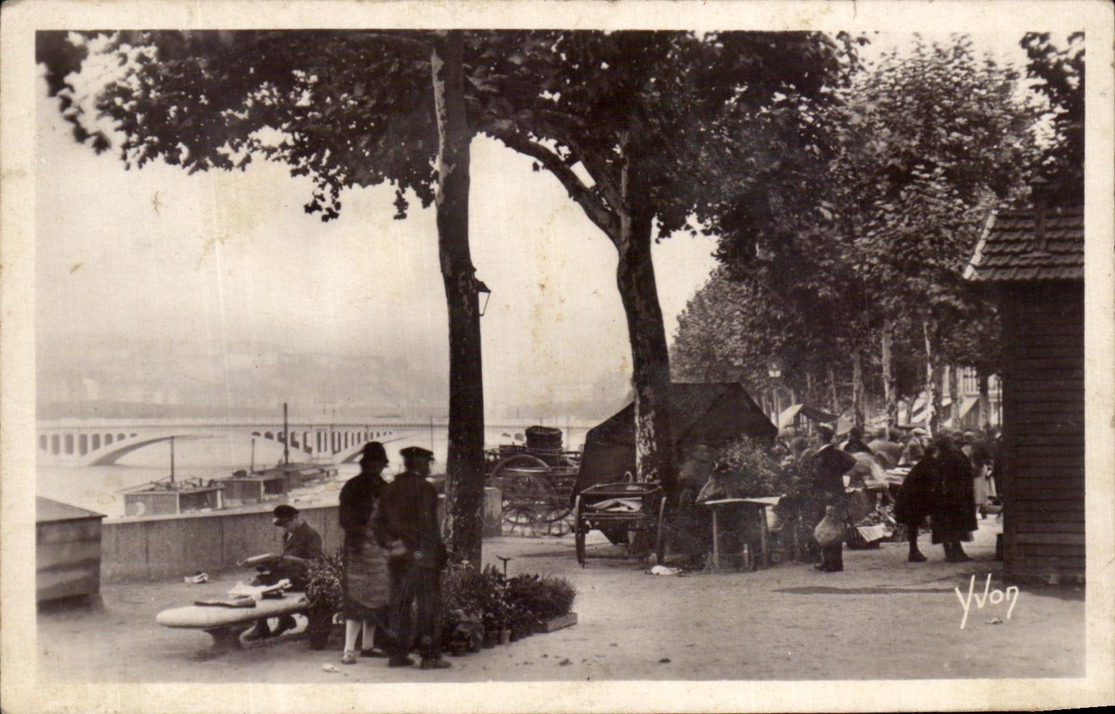 CPA La Douce France Lyon Le quai de la Guillotiere