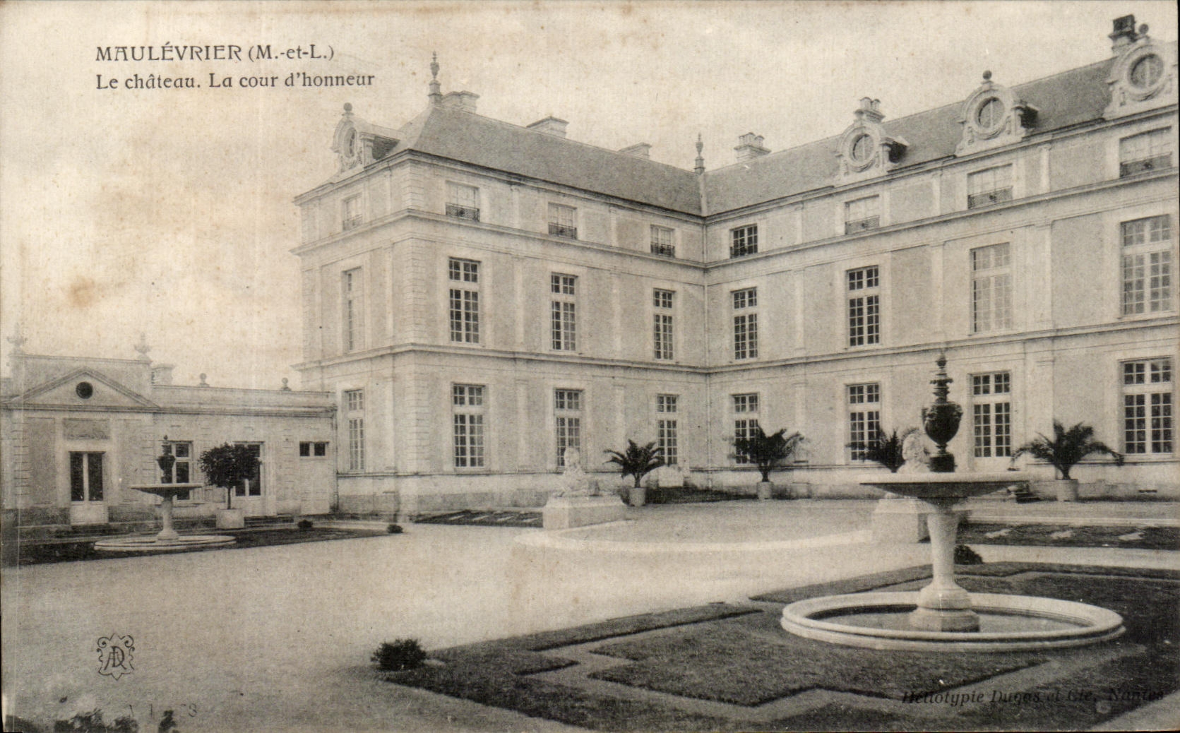 CPA Maulevrier Le Chateau La Cour d'Honneur 