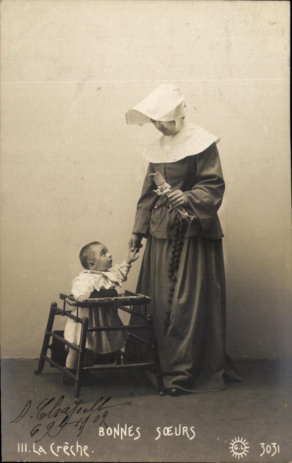 Monja en vestido religioso con un niño en una silla — D. Elsajell, La Crèche, Bonnes Sœurs — G.L. 3031