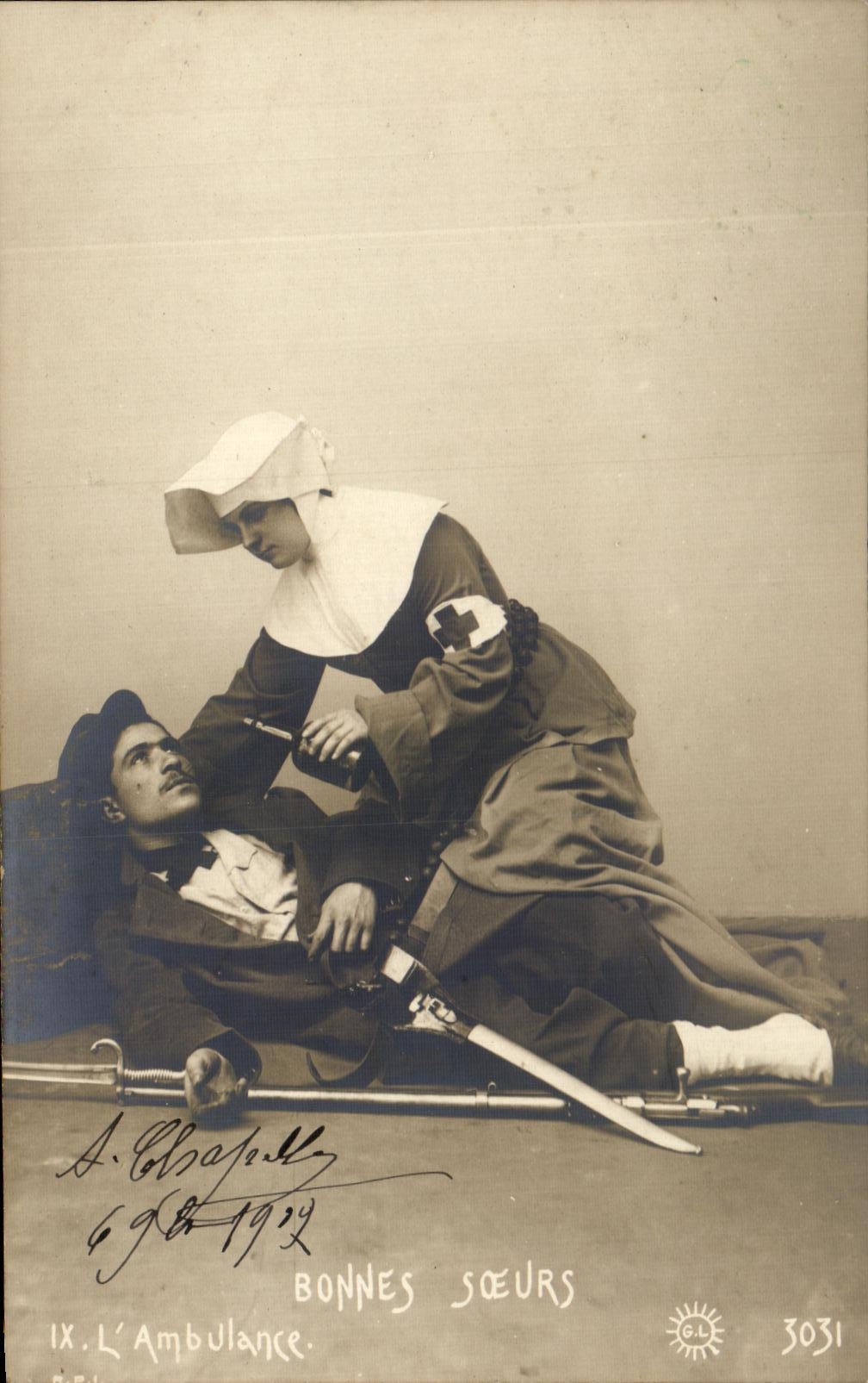 CPA Bonne Soeurs L'Aumbulance Croix Rouge Femme 