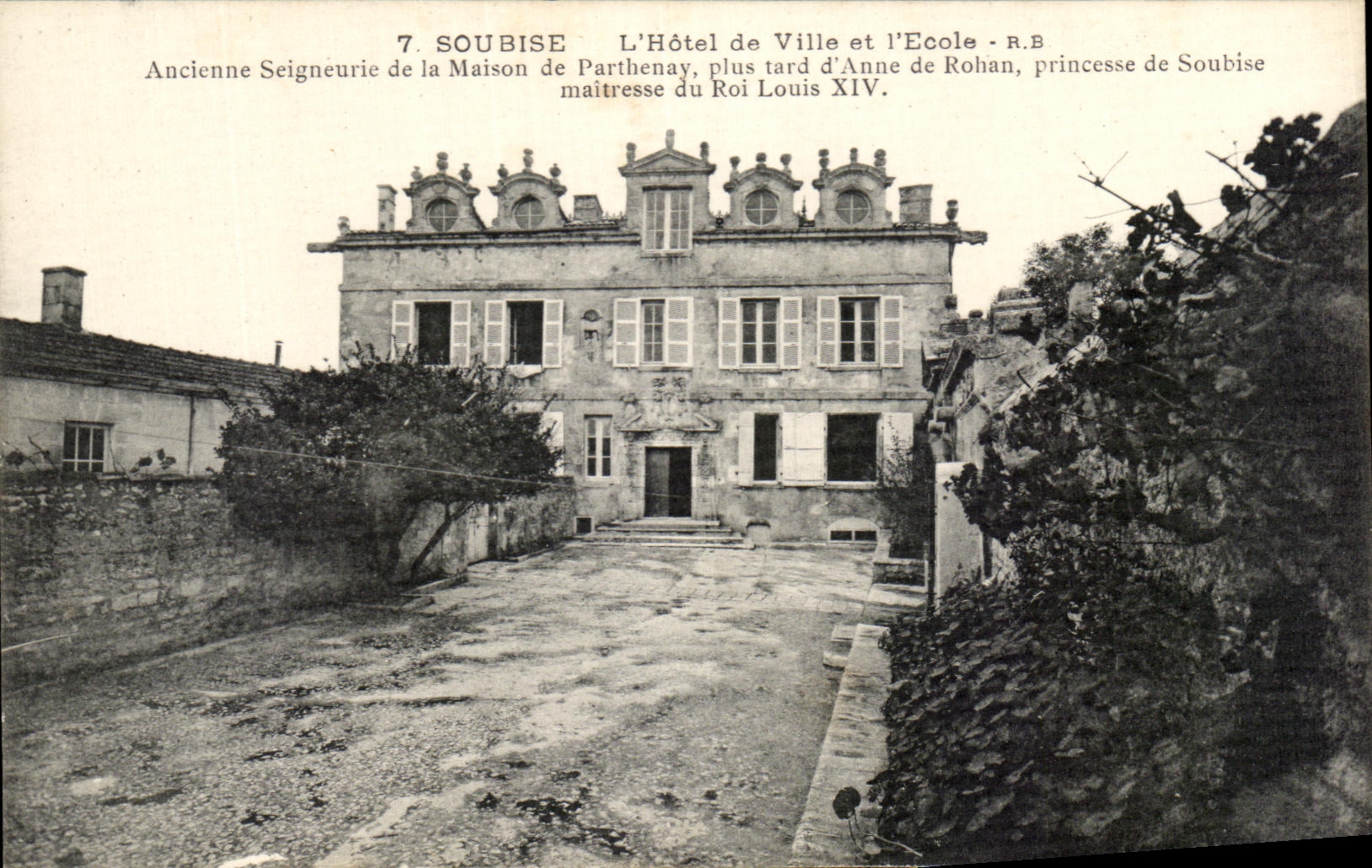 CPA Soubise L'Hotel de Ville et L'Ecole Ancienne seigneurie de la Maison de Parthenay plus