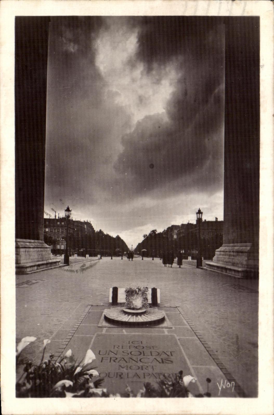 CPA Paris En Flanant La Tombe du Soldat Inconnu Arc de Triomphe 