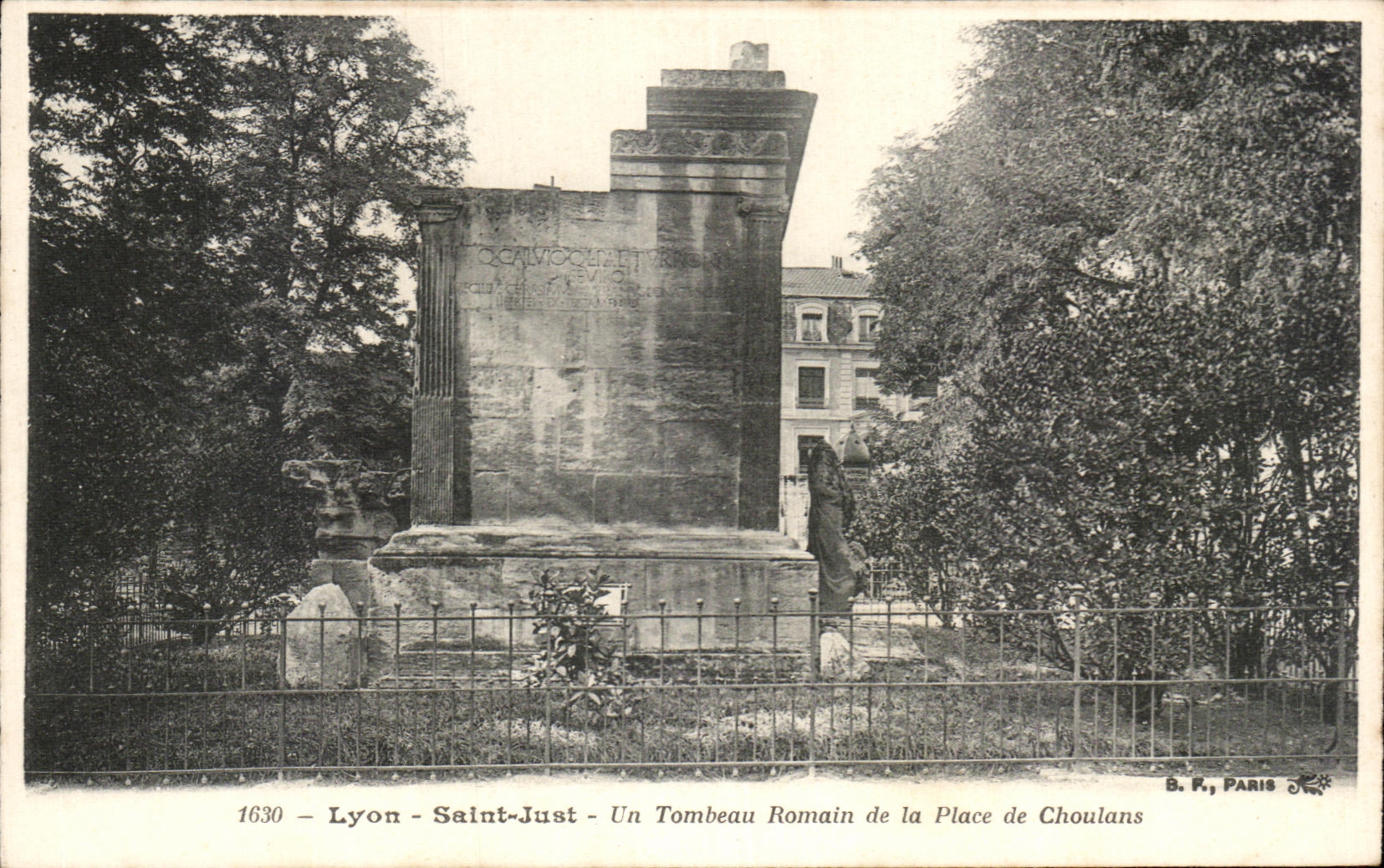 CPA Lyon Saint Just Un Tombeau Romain de la Place de Choulans