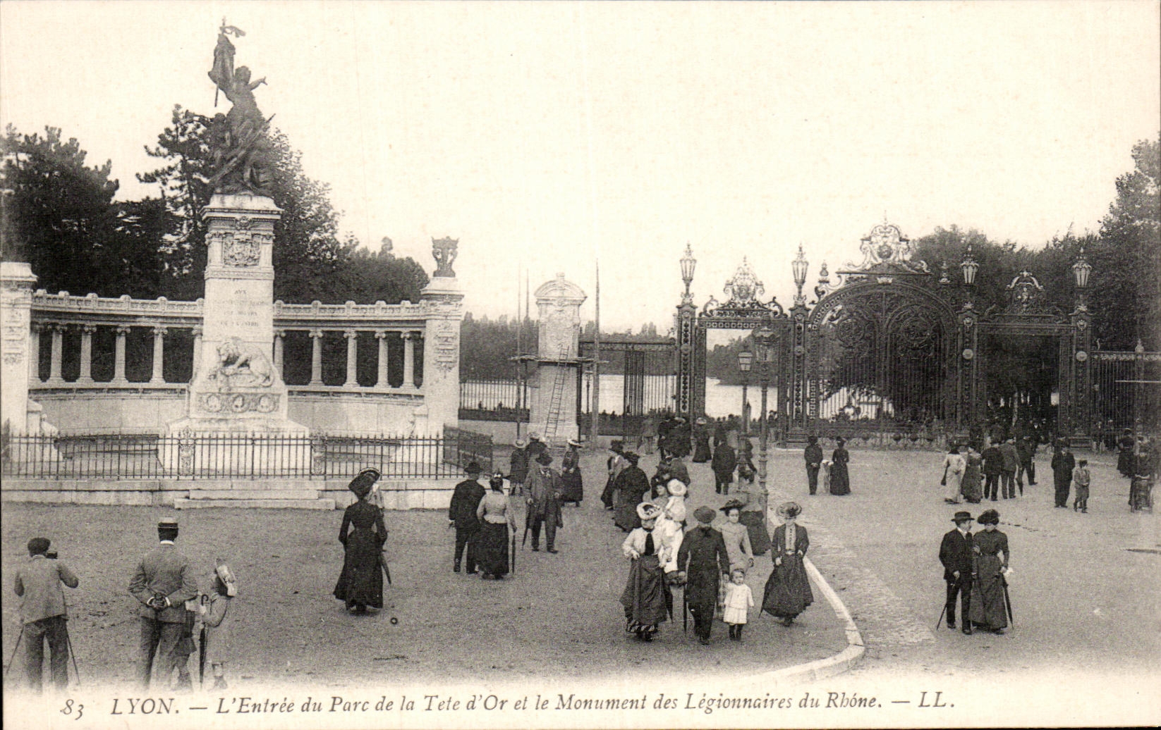 Lyon — Entrée du Parc de la Tête d'Or et le Monument des Légionnaires du Rhône — LL. — N°83