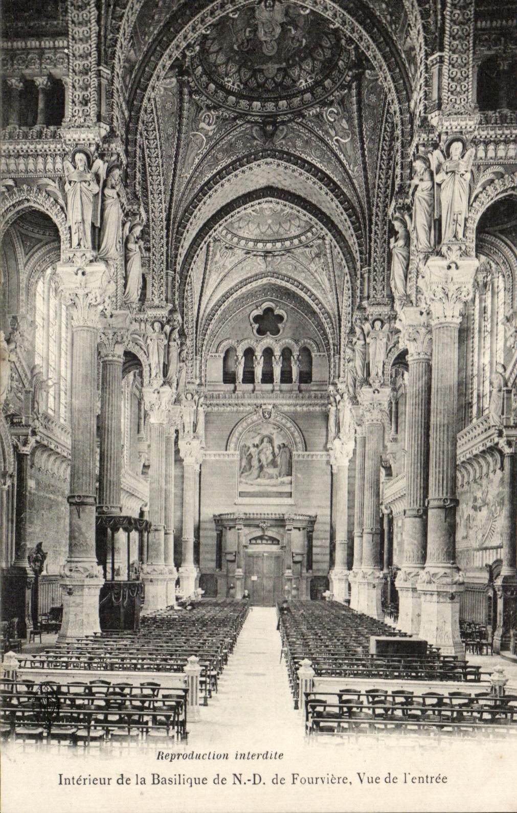 Intérieur de la Basilique N.-D. de Fourvière — Vue de l'entrée — Reproduction interdite