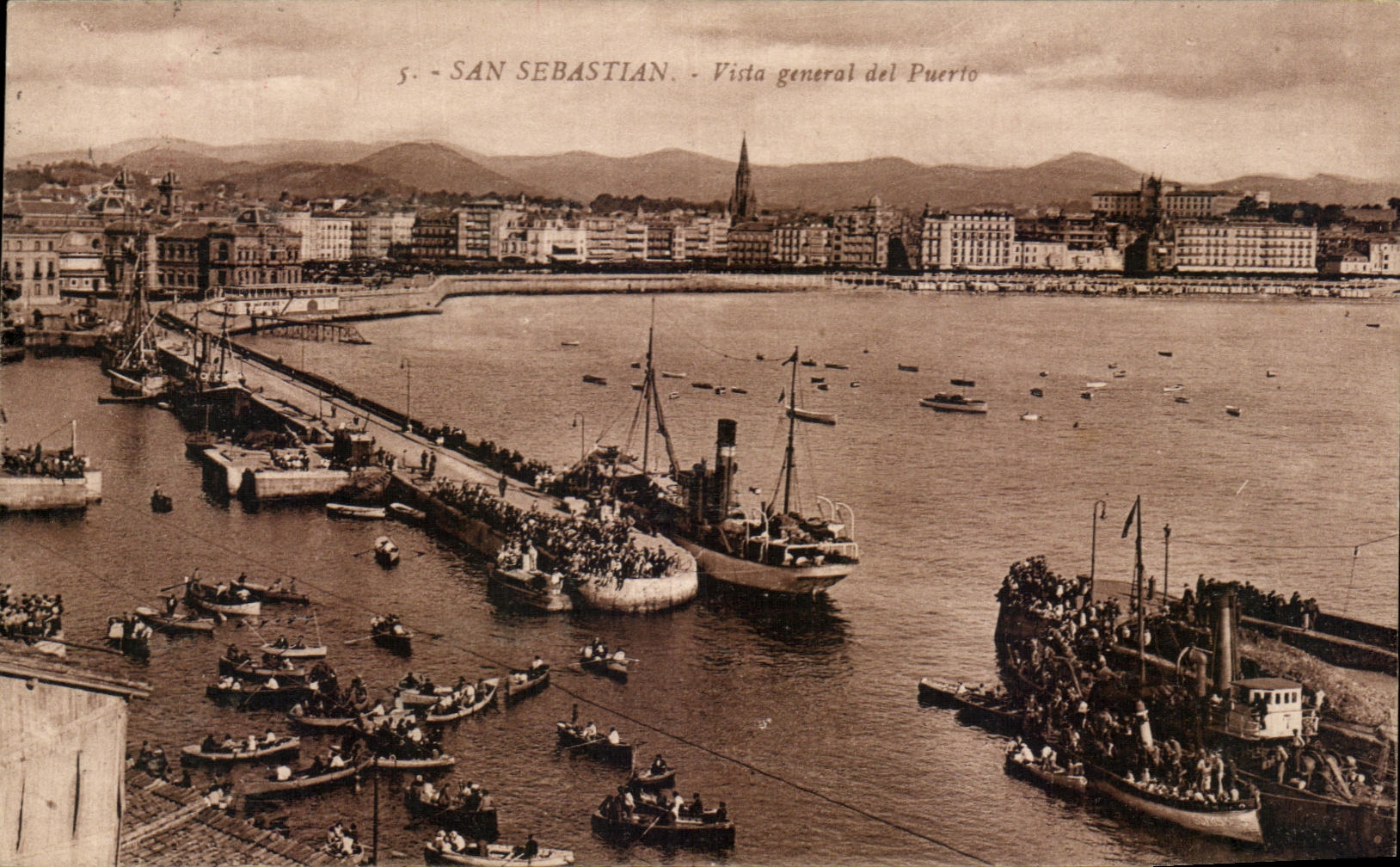 CPA San Sebastina Vista General del Puerto Bateaux