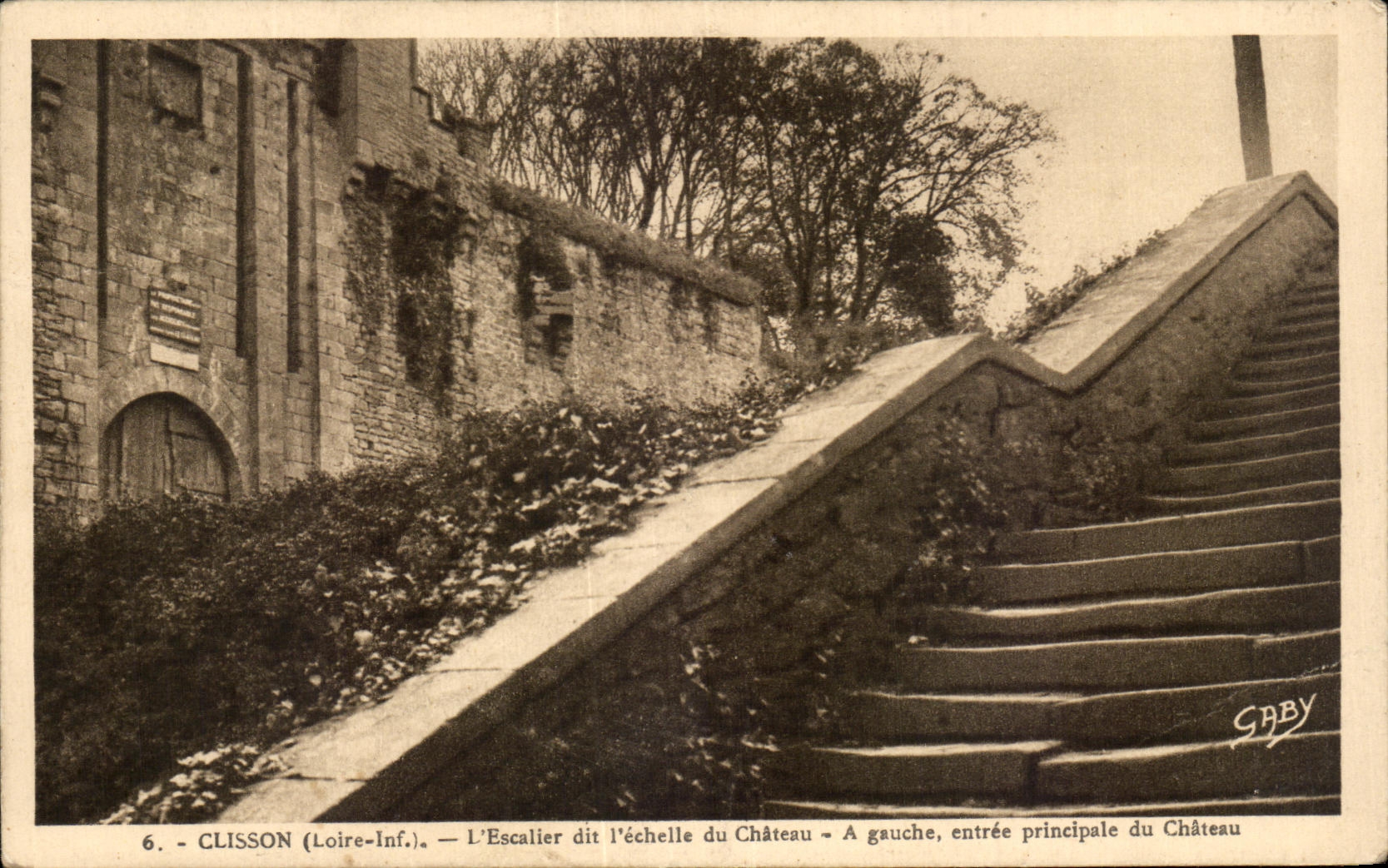 CPA Clisson L'Escailer dit l'echelle du Chateau A gauche entree principale du Chateau