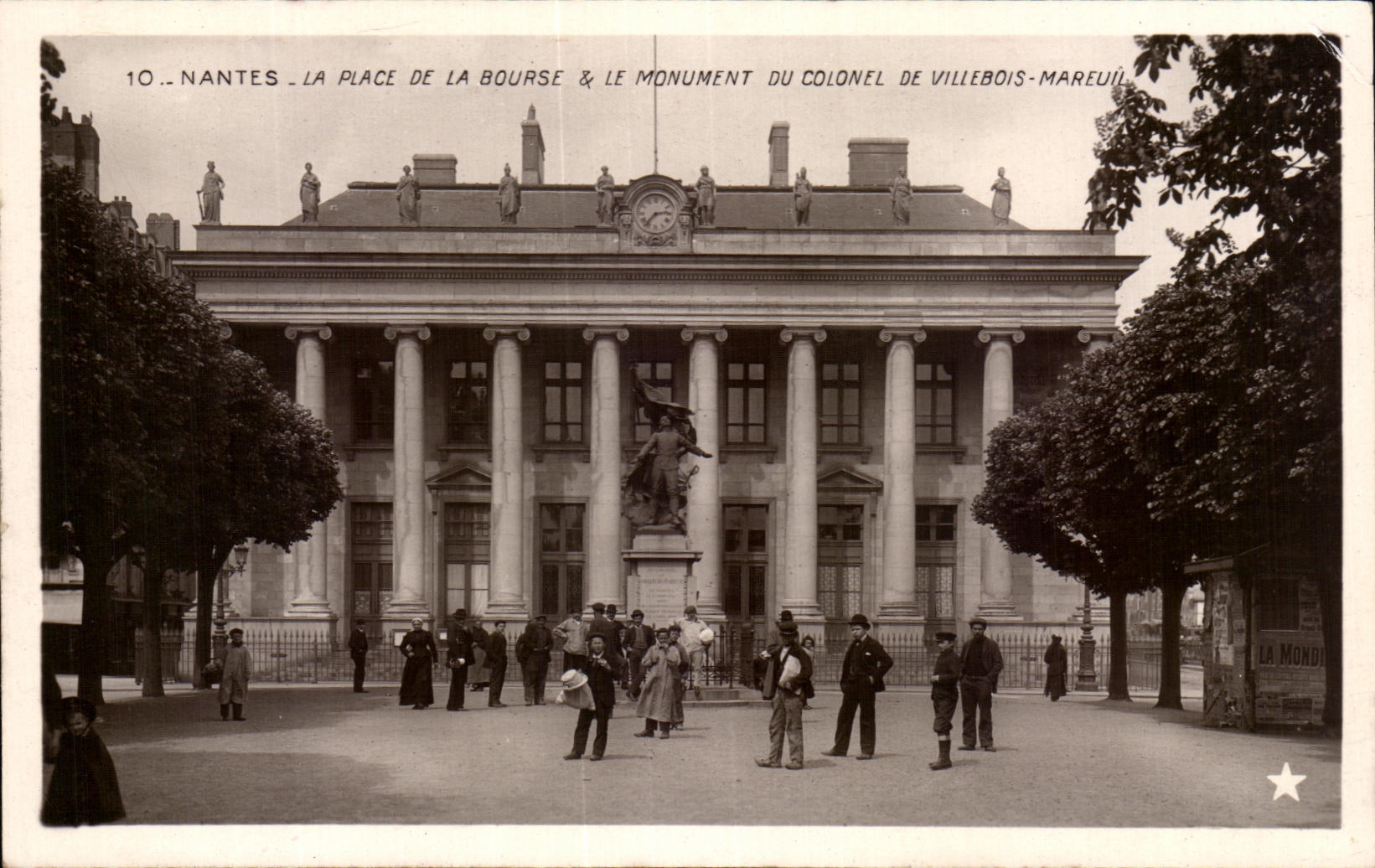 CPA Nantes La Place De La Bourse Le Monument Du Colonel De Villebois Mareuil