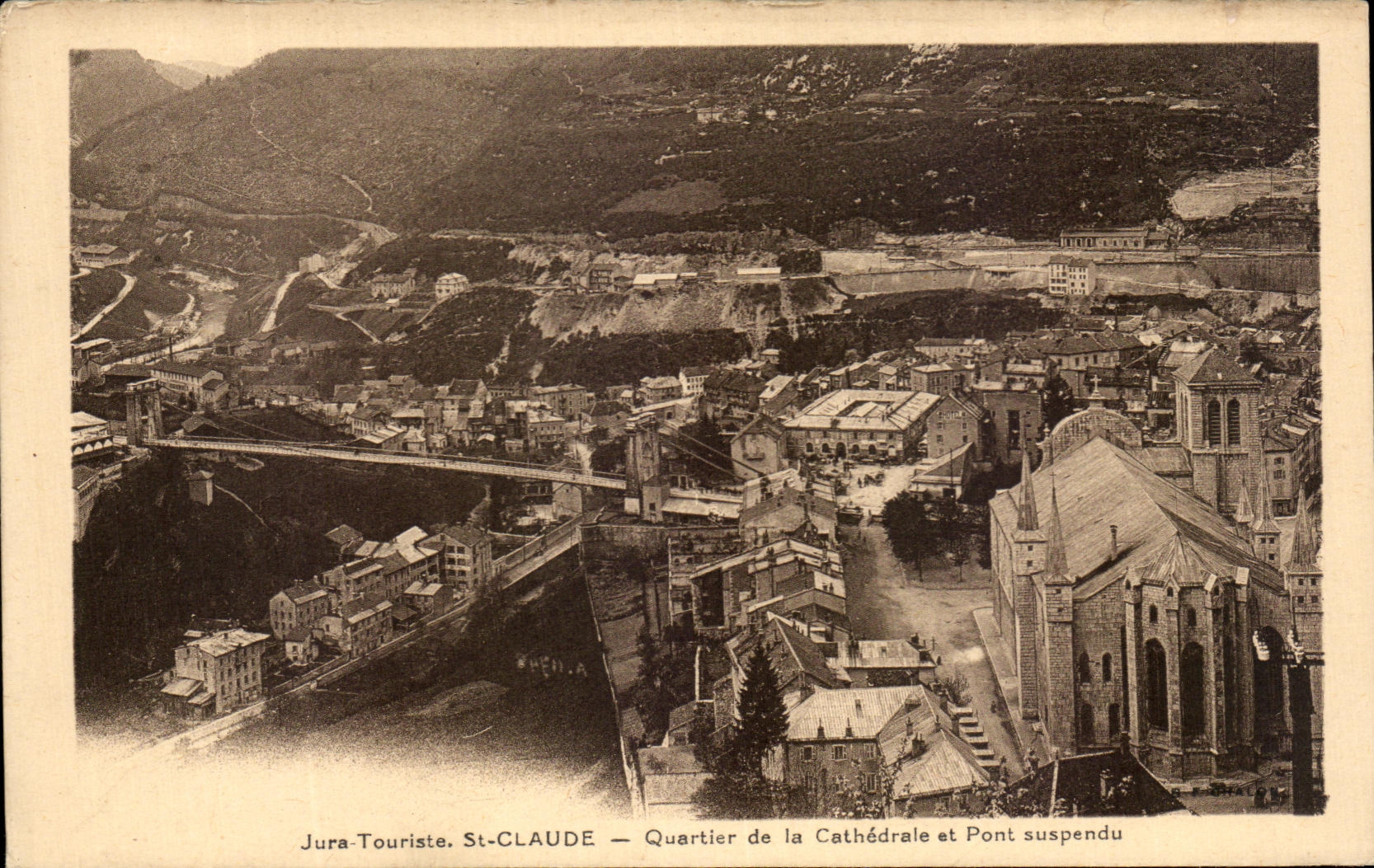 CPA Saint Claude Quartier de la Cathedrale et Pont Suspendu