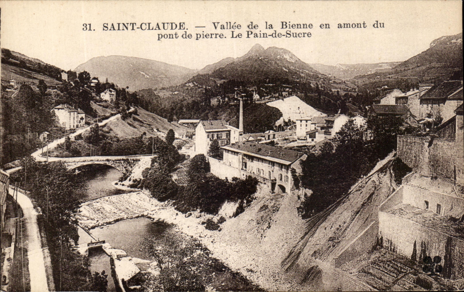 Saint-Claude — Vallée de la Bienne en amont du pont de pierre. Le Pain-de-Sucre