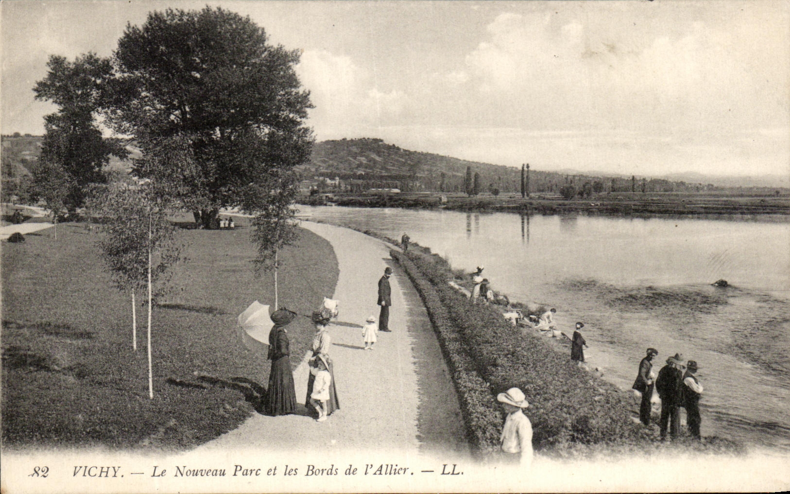 CPA Vichy Le Nouveau Parc et les Bords de L'Allier 