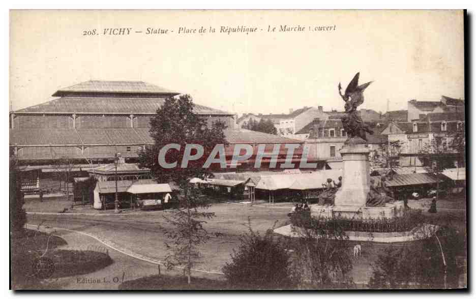 Vichy — Statue — Place de la République — Le Marché Couvert
