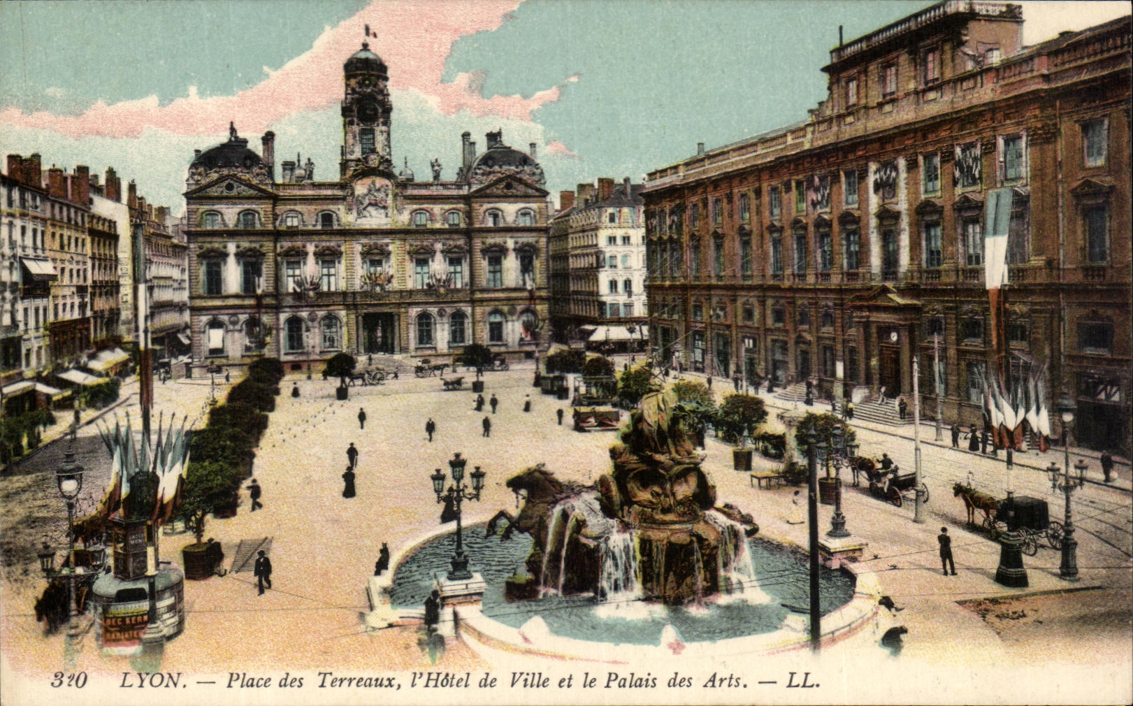 Lyon — Place des Terreaux, l'Hôtel de Ville et le Palais des Arts — LL.