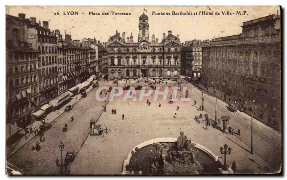CPA Lyon Place des Terreaux Fontaine Bartholdi et l'Hotel de Ville