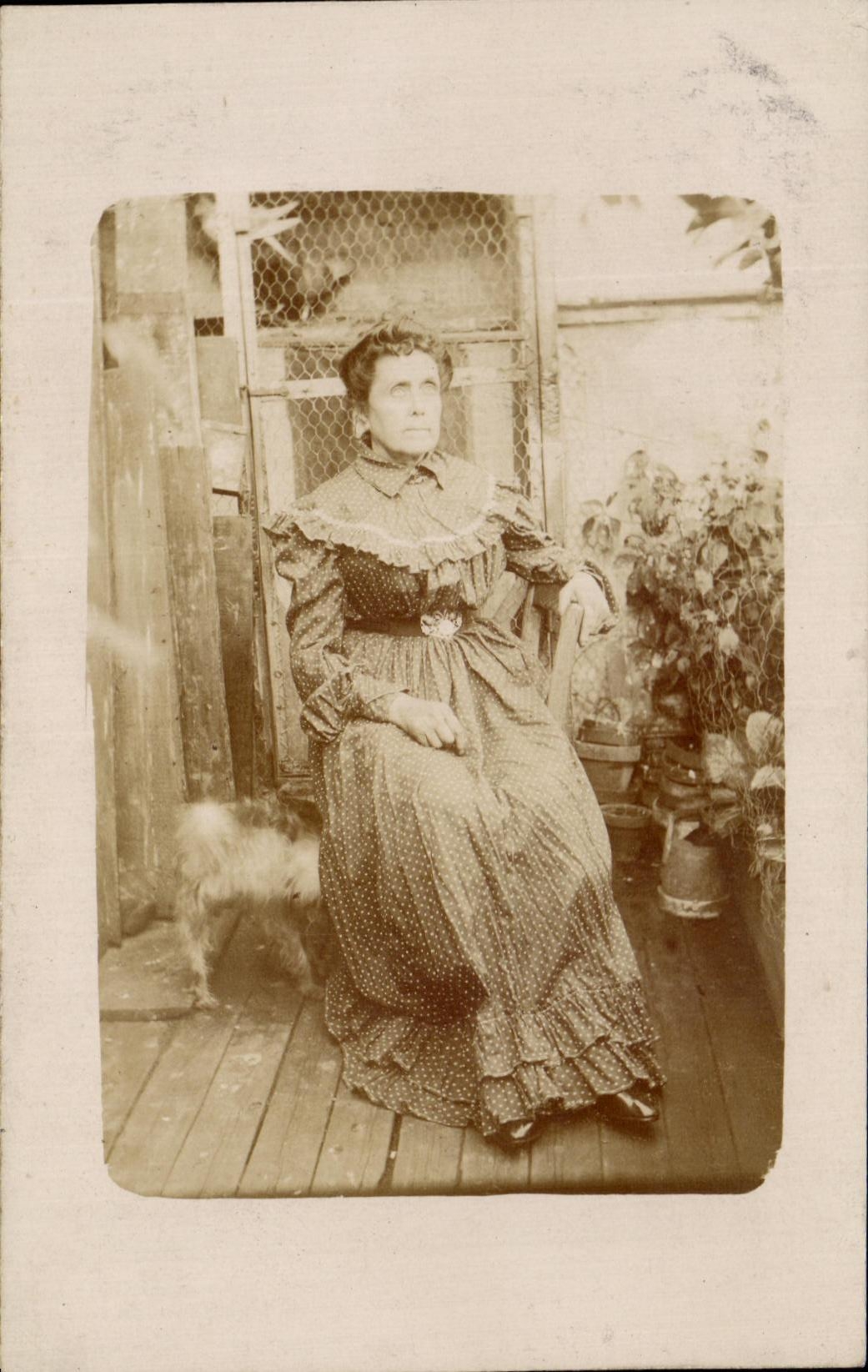 Femme assise sur un porche — avec chien — Société J. JOUGLA — Paris
