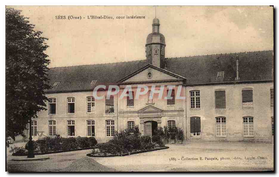 CPA Sees L'Hotel Dieu cour interieure