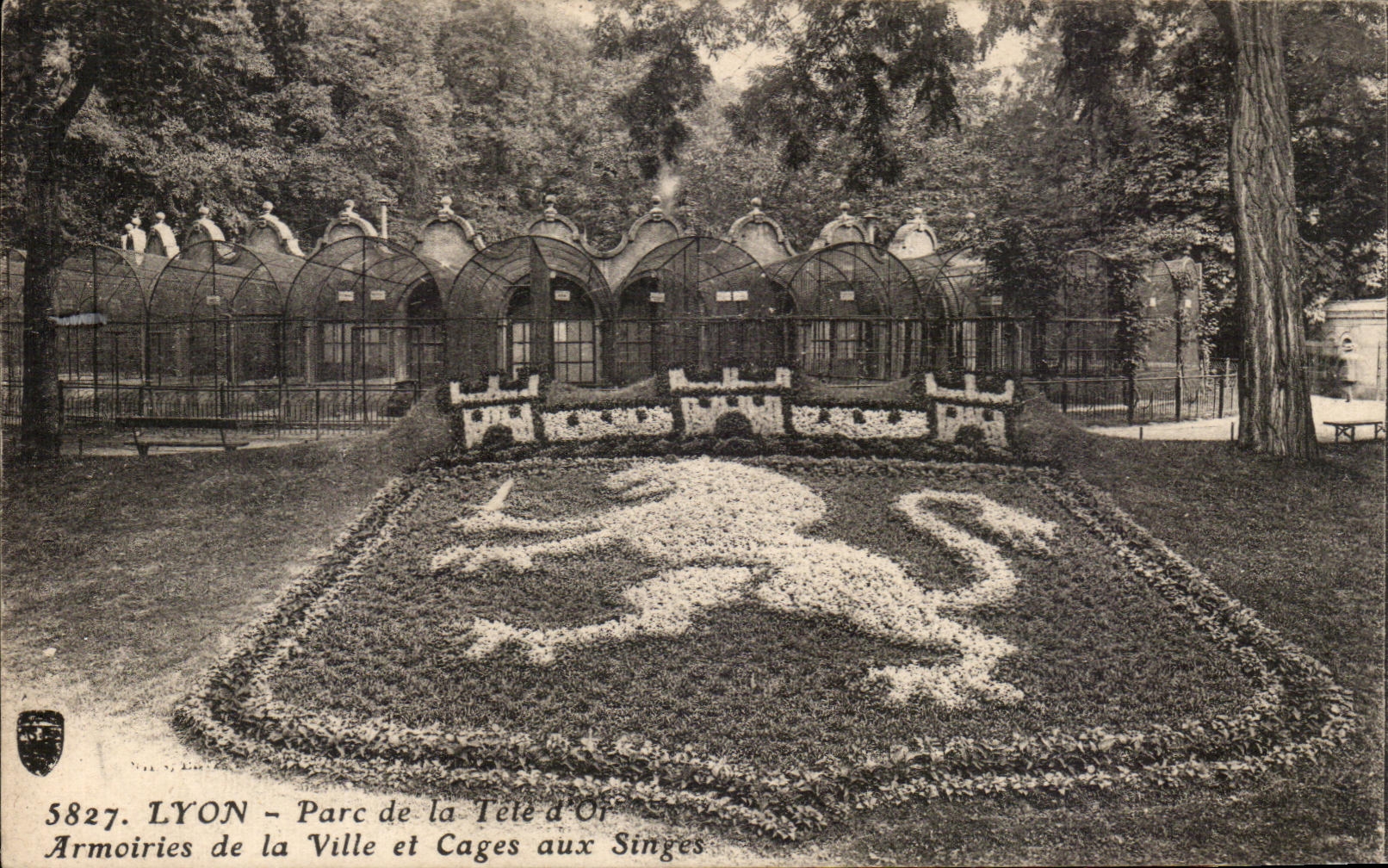 CPA Lyon Parc de la Tete d'Or Armoiries de la ville et cages aux singes Lion
