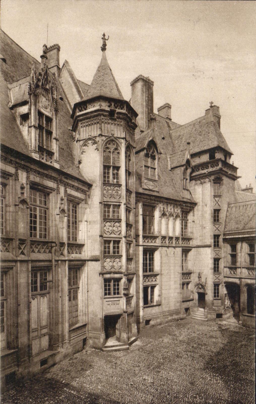 Cour du Palais Jacques Cœur — BOURGES — Carte Postale de Luxe